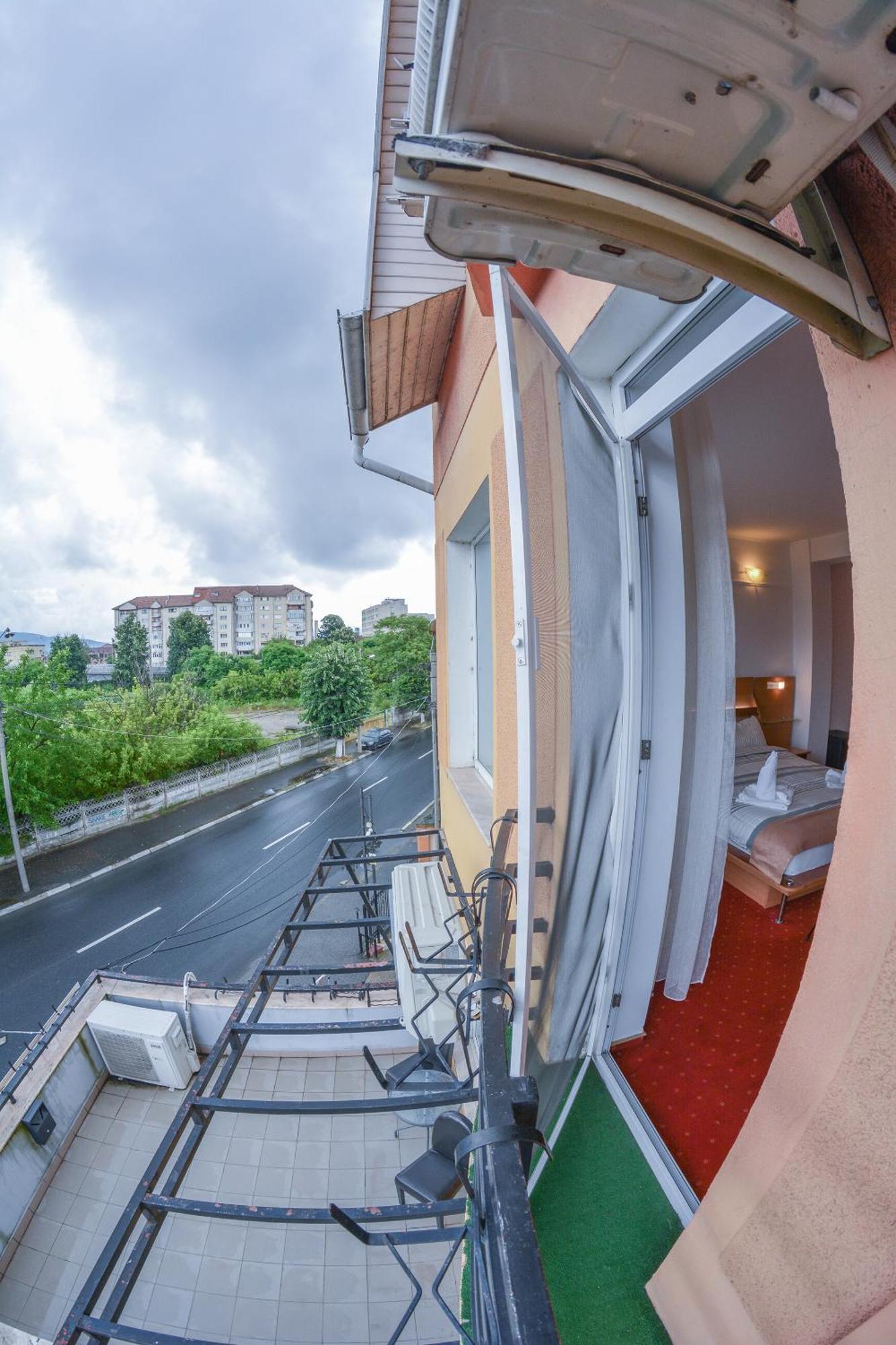 Hotel Pensiune Valentina Râmnicu Vâlcea Exterior foto